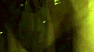 Petite Caliente Sorprende a Su Padrastro con la Verga en la Mano y Le Da Una Mamada con Final Feliz