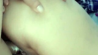 Se corrió en mi boca y me la tomé todita, ordenaba el cuarto de mi hermanastro y me folló sin pensarlo