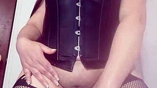 Mi madrastra es mi puta le dejo dinero y se masturba el culo y la concha gritando mi nombre una delicia en mexicana en usa 1