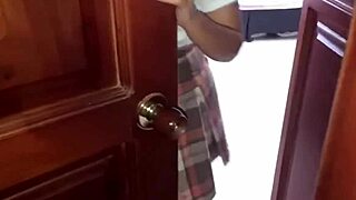 Joven De 18 Años Se Encuentra En Un Motel Barato Con Su Maestro Pervertido Para Aprobar El Curso