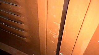 Atrapo La Morrita De Mi Hijastra En Calzoncitos En El Baño Y Le Froto La Verga En El Coño Para Que Se Ponga Cachonda