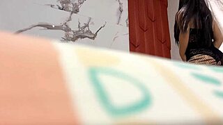 Hijastro pervertido se oculta en la habitacion de su madrastra de culo enorme para follarla al primer descuido 😈