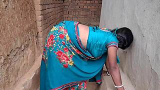 इंडियन ससुर अपनी बूढ़ी बीवी को हार्ड फकिंग सेशन में लेते हैं