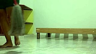 Vecina Gordita Hace Limpieza En Su Nuevo Departamento