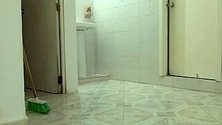 Vecina Gordita Hace Limpieza En Su Nuevo Departamento