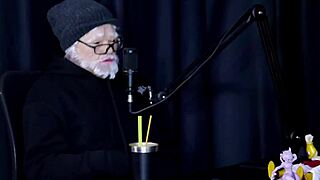 Flor de Damiana's naughty interview with grandma Moai.