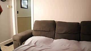 Stiefmoeder bedrogen door VR gamer stiefzoon - is dat sperma echt?