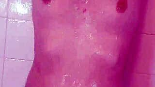 Tiener 18+ alt slet stript topless in douche 😍