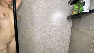 Neznanec dobi drkanje v moji prhi med klepetom.