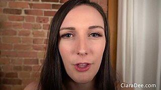 Κοντινή λήψη φέισιαλ JOI με Clara Dee σε στυλ GFE