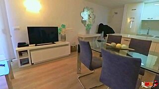 O Greșeală Sălbatică cu Mama Vitregă Devine Acțiune Anală Intensă Creampie. Nu S-A Abținut Până Când A Umplut-O.