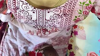 Indiai Idősebb Mostohatestvér Baszva A Kis 18+ Mostohahúg Punciját Az Üres Kollégiumban.