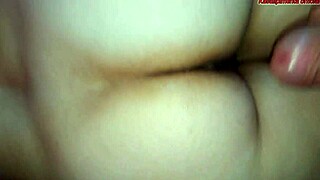 meia-irmã de shortinho sem calcinha no sofá leva porra na bucetinha