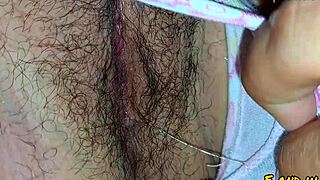 ลูกเลี้ยงของฉัน เธออยากให้ฉันจับหีขณะที่เราดูทีวีไหม?