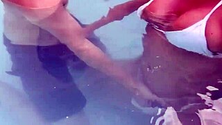 आज पूलसाइड पर उससे बहुत अराउज्ड महसूस कर रही हूं