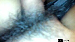 Video acasă cu doamnă păroasă care ia anal prima dată, cerșind mai mult.