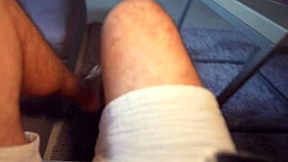 Madrastra caliente atrapa a hijastro pajéandose y lo deja correrse en su coño