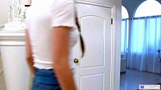 Dolgčasne punce postanejo divje in raziskujejo lezbično zabavo v tesnem omarnem prostoru.