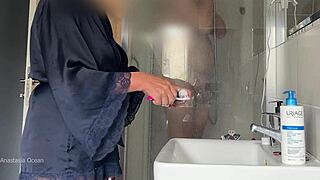 Manžel mě přistihl, jak si drkám na nevlastní mámu ve sprše, skrytá kamera šok