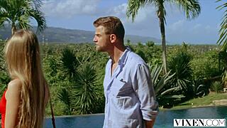 Vixen Kira bruger sin ebony charme og håndjob færdigheder til at lukke aftaler