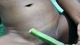 Sexy lesbiennes likken kutten om wilde verlangens te bevredigen