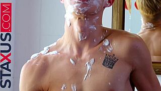 Черт, помощь сводного брата с бритьем превращается в еблю в жопу в ванной!