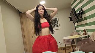 Ei, Quer Foder Essa Gata Quente na Saia Vermelha pro Natal?