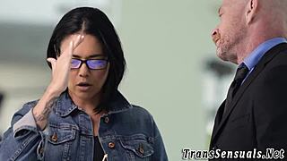 Travesti devora coño trans en acción fetichista caliente