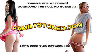 Nevlastní brácha prcá Devyn Heart její oholenou kundičku tvrdě!