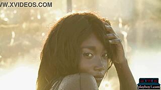 Jeg er besat af Mimi Desuka der stripper nøgen ved poolen