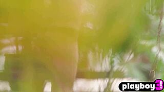 Slank milf Gloria Sol avslører perfekt kurvet kropp og fantastiske store pupper i striptease