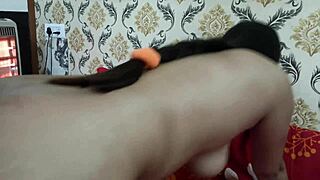 Cuplu indian desi joacă un joc fierbinte. Fratele vitreg și sora se lasă seduși în joc hindi.