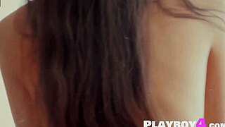 Söpö venäläinen malli Cira Nerri riisuu seksikkään alusvaatteen näyttääkseen täydellisen ison perseen