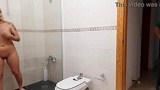 Stepmom hot, vuole essere scopata e sborrata in bagno dopo la doccia dal figliastro