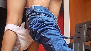 Telecamera Spia Cattura la Segretaria Nataly in Minigonna