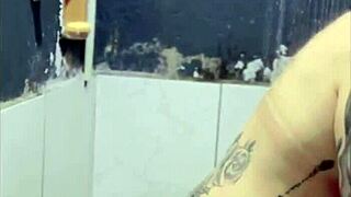 مثليات إيمو يمزقن الملابس وينيكن بقوة في لقاء حمام ساخن