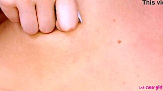 Úchvatná blondínka sa mazná so svojou top postavou na gauči