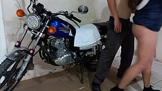 Truc incredibil să faci sex cât soțul e plecat. Am sunat mecanicul și l-am sedus să mă fută tare.