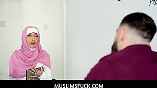 סטודנטית ערבייה בחיג'אב פאולינה רואיז פוגשת מורה