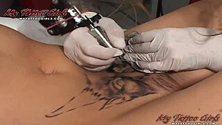 Extreem model Alira Astro laat haar kut vet getatoeëerd