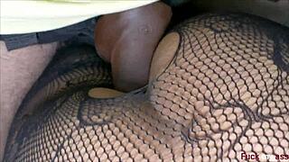 Ten obrovský dildo naťahuje moju oholenú pičku a spôsobuje, že squirujem