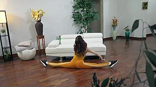 أخ وأخت الزوج يجربوا اليوغا مع بعض في جلسة هادئة