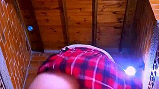 Kjæresten tar initiativ til romantisk møte i leiligheten