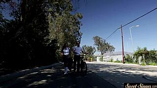 Напаљена учитељица јаше курац жестоко у чарапама преко стола