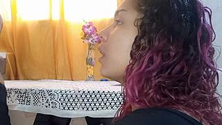 Βοηθάω την ετεροθαλή αδερφή μου με τα μαθήματα και γίνεται άγριο με το σέξι φόρεμά της