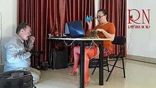 Viděl jsi někdy zlobivou sekretářku bez kalhotek, jak dráždí šéfa, aby lízal?