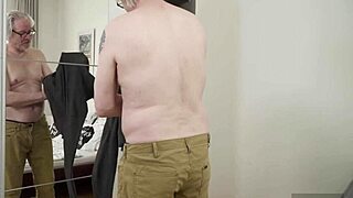 joven rubia británica 18+ kxtten destrozada por el abuelo hans, amigo del papá