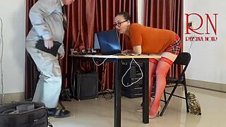 Temptație de luni la birou cu angajata obraznică sugând pula și lingând pizda