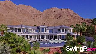 Ζευγάρια σουίνγκερ τρελαίνονται άγρια στο νερό το καλοκαίρι. Τα γυμνά παιχνίδια τους ζεσταίνουν τη μέρα.