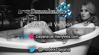 בלונדינית חמודה מאוננת באצבעות לכוס הרטובה שלה בסשן שירותים סולו